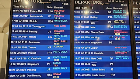 Aeroporti fermi per il crash Microsoft, la disavventura da Kuala Lumpur: «Anche gli annunci arrivano in ritardo»