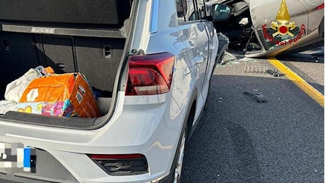 Incidente in tangenziale, auto si ribalta