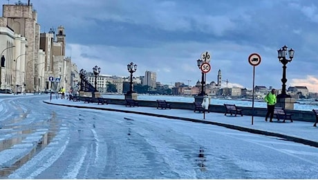 Freddo in Puglia, Bari si sveglia sotto la grandine (che sembra neve). E sul Gargano cadono i primi fiocchi