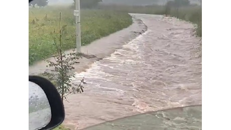 Esondato il torrente Rana, acqua in strada e nei campi. L’allerta meteo continua