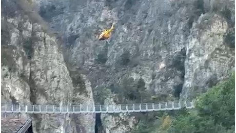 Muore cadendo dal ponte tibetano sulla ferrata Val del Ri