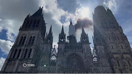 Francia, in fiamme la guglia della cattedrale di Rouen: Domato l'incendio della cattedrale amata da Monet