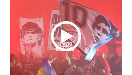 Fiaccolta per Maradona fuori allo stadio a Napoli: immagini meravigliose! (VIDEO)