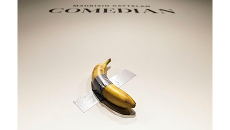 La banana di Maurizio Cattelan venduta all’asta per 6,2 milioni di dollari. L’acquirente: «La mangerò»