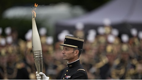 Parigi, la torcia olimpica illumina la parata militare del 14 luglio