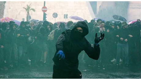 Scontri manifestazione pro Pal a Roma, ai domiciliari l'anarchico Tiziano Lovisolo: per la procura è lui ad aver fratturato il bacino a un agente