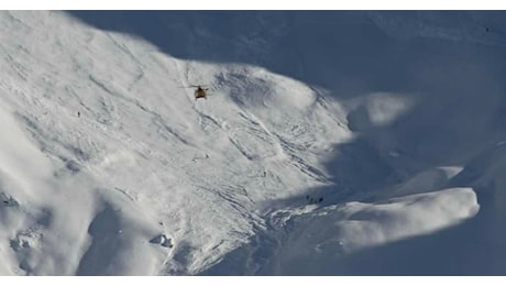 Operatori bloccati in un rifugio, soccorsi ancora fermi per i due alpinisti romagnoli dispersi sul Gran Sasso