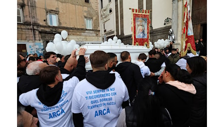 L'addio al 18enne ucciso a Napoli. «Basta con la morte dei ragazzi»