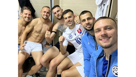 FOTO ZOOM - Slovacchia, Lobotka sorride con i compagni nello spogliatoio dopo la vittoria