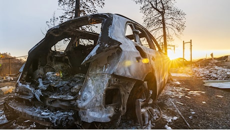 Dà fuoco alla moglie nell'auto, poi quando lei scappa la rincorre e la soffoca