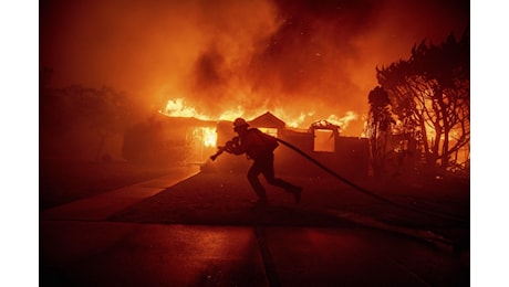 Los Angeles divorata dalle fiamme, scatta lo stato d'emergenza