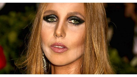Una vita solitaria: Che fine ha fatto Allegra Versace, ereditiera dell'impero della moda? | blue News