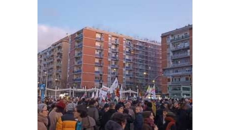 Roma in piazza contro l'omofobia, in migliaia a supporto della coppia aggredita al Pigneto