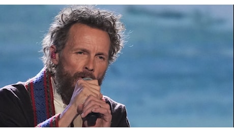 Fra Guccini e Jovanotti un litigio senza gloria: polemica per la canzone di Tozzi