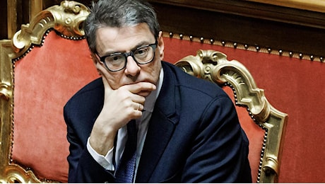 Manovra, si dimette il relatore. Giorgetti: “Regole da rivedere”. Oggi il voto di fiducia al Senato