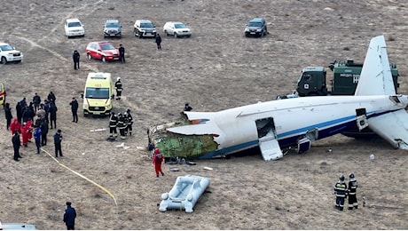 Come si sono salvati i superstiti dell'aereo precipitato in Kazakistan