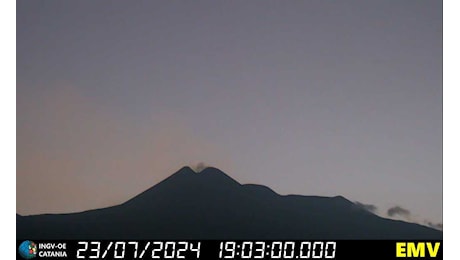Etna, rientrata l’emergenza: colonna eruttiva di 8km, riapre l’aeroporto di Catania