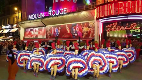 Parigi, il Moulin Rouge inaugura le nuove pale con un can-can in strada
