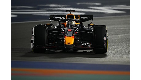 F1. Verstappen stupisce nelle qualifiche in Qatar, e con Russell ridimensiona la McLaren. Ferrari insegue