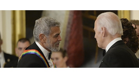 Anche George Clooney molla Joe Biden: Lo amo, ma non è più se stesso: deve farsi da parte