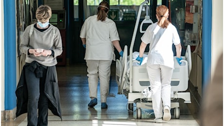 Mascherine di nuovo obbligatorie negli ospedali: scatta difesa contro influenza e Covid