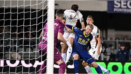 Joronen condanna il Venezia. Papera del portiere e vittoria dell'Hellas: 2-1 al Bentegodi