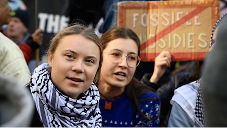 Berlino, manifestazione pro-Palestina: in piazza anche Greta Thunberg con la kefiah