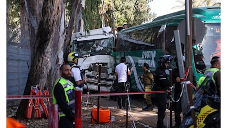 Israele, tir contro la folla alla fermata dell’autobus: almeno 35 feriti