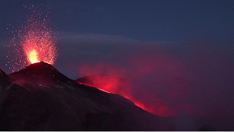 Sul cratere centrale dell'Etna, tra le cascate di lava: Qui osserviamo la creazione di un 'pezzo' nuovo del Pianeta