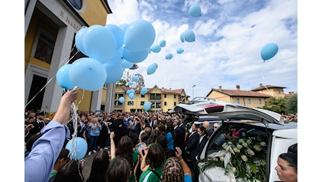 Strage Paderno Dugnano, uomo interrompe i funerali vittime: bloccato