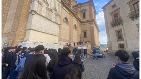 La bara di Lari in Chiesa, folla di persone ad accoglierla