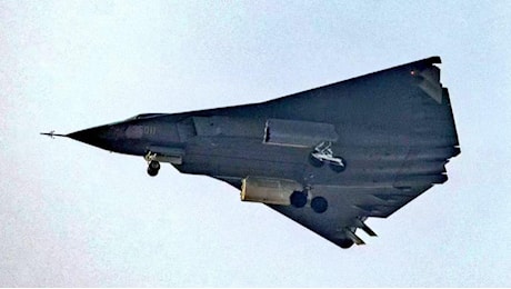 Cina, il jet misterioso ‘J-36’ in volo. Il caccia di sesta generazione “da fantascienza” di Pechino