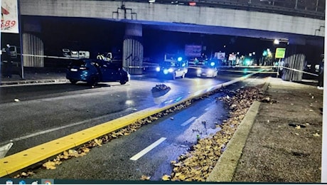 Tiburtina, 50enne senzatetto in bici muore nello scontro con un'auto. E un 26enne perde la vita in uno schianto a Guidonia