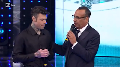 VIDEO | Fedez confuso e disorientato a ‘Sarà Sanremo’, Conti lo accompagna all’uscita