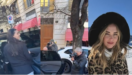 Corona, la compagna paparazzata con il figlio appena nato: lui filma tutto e poi cita Chiara Ferragni