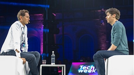 Sam Altman e John Elkann, l’IA e il futuro: “Parleremo con le macchine e avremo energia in abbondanza”