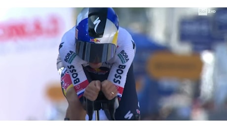 Giro d'Italia 2025 - 2a tappa - Solo un secondo tra Roglic e Tarling a crono - Video