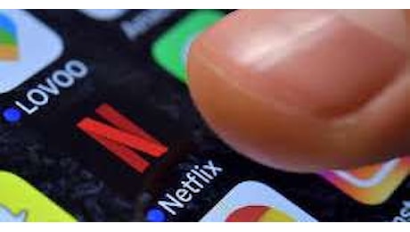 Scattano gli aumenti dei prezzi di Netflix: ecco quanto si pagherà in più