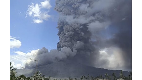 Indonesia, la furia del vulcano Lewotobi Laki Laki: colonna di ceneri di 9 km, danni e massicce evacuazioni | FOTO e VIDEO