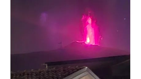 Spettacolare eruzione dell’Etna: grosse fontane di lava