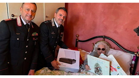 Anziana di 92 anni sola a Natale, i carabinieri la vanno a trovare e le regalano un giradischi e i vinili con le sue canzoni preferite