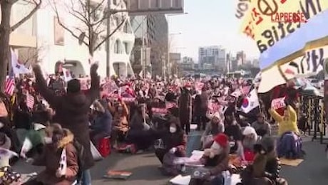 Corea del Sud, proteste a Seul vicino alla residenza di Yoon Suk Yeol