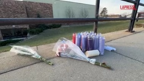 Wisconsin, sparatoria in scuola: fiori e candele fuori dall'edificio