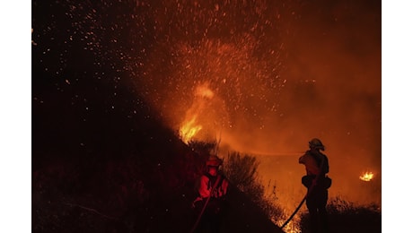 Vasto incendio a Malibu, 20 mila persone evacuate