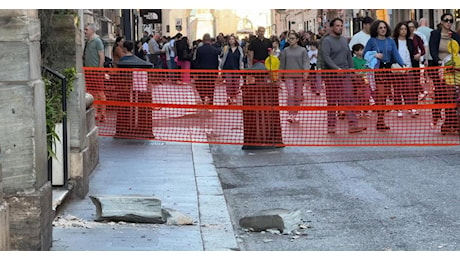 Roma, cade pezzo di cornicione da una chiesa: ferito un passante