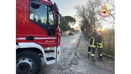 Ancona, incidente tra 3 auto: divelta una cabina del gas. Il comune: Non uscire di casa