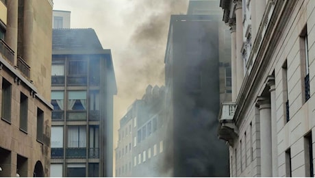 Incendio in Corso Vittorio Emanuele a Milano, evacuati negozi