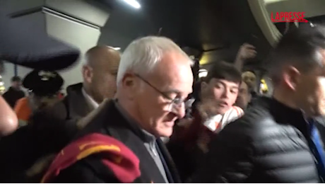 VIDEO Roma, Ranieri sbarcato a Fiumicino: bagno di folla con i tifosi