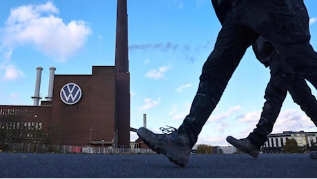 Volkswagen, via agli scioperi in tutte le fabbriche tedesche: “Sarà la battaglia più dura”