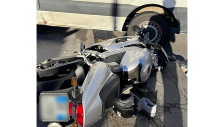 Morto 50enne in un incidente tra moto e furgone a Vibo Valentia, grave un 13enne